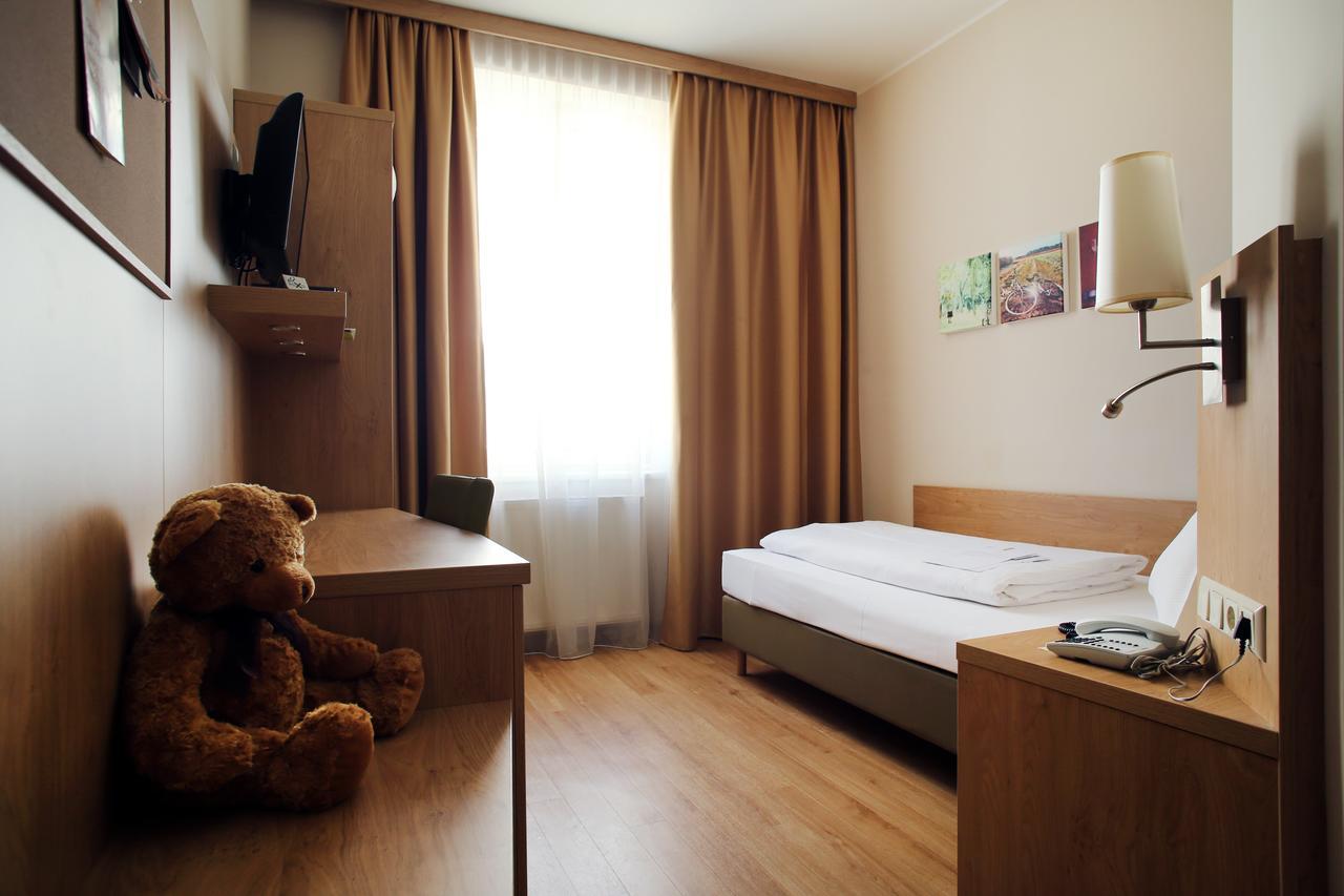 Hotel Babenbergerhof Мьодлинг Екстериор снимка
